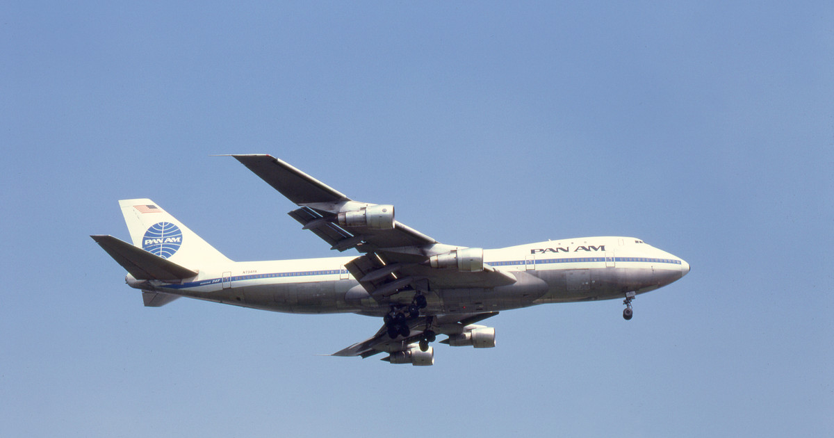 Pan Am Boeing 747 approaching London Heathrow with landing gear extended and a blue globe on its tail.